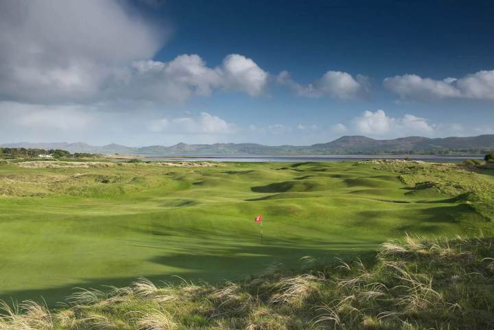 strandhill golf club with red flag near hole